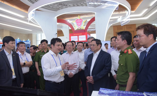 Tổng giám đốc Tập đoàn FPT Nguyễn Văn Khoa trình bày đề xuất chiến lược dữ liệu số địa phương với Thủ tướng Phạm Minh Chính và lãnh đạo bộ, ngành tại gian hàng triển lãm của FPT - Ảnh: VGP/VA
